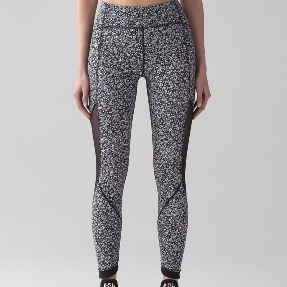 Lululemon Sole Training 7/8 Tight leggings in Daisy Dust Alpine, size 8